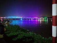 Abendspaziergang in Hue, Farbenspiel am Parfüm-Fluss