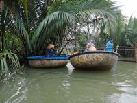 Fahrt mit dem Basketboot zum Gartenrestaurant