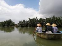 Fahrt mit dem Basketboot zum Gartenrestaurant