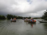 Fahrt mit dem Basketboot zum Gartenrestaurant