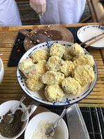 Aubergine in Vorbereitung auf die Friteuse