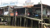 Häuser zu beiden Seiten im Mekong Delta bei ´Ebbe´