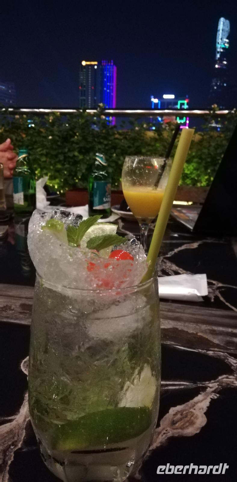 Leckerer Cocktail am letzten Abend im Saigon Grill mit fantastischer Aussicht!