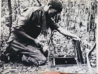 Türen zu den Cu Chi Tunneln, amerikanischer Soldat kurz vor dem Abstieg