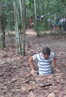 Probehalber Abstieg der Touristen in die Cu Chi Tunnel 