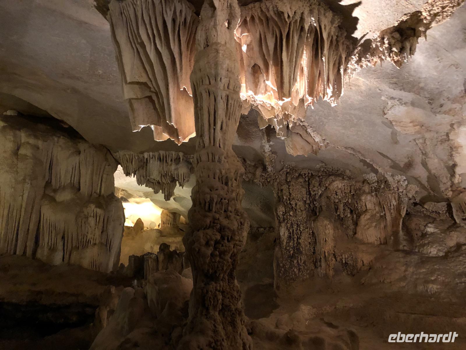 Höhle im Karstfelsen Halong Bucht