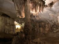 Höhle im Karstfelsen Halong Bucht