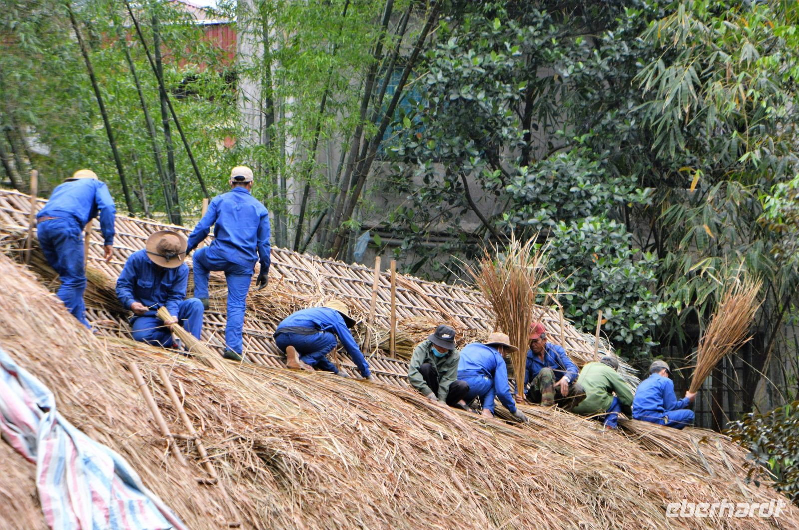 Dachdecker bei der Arbeit