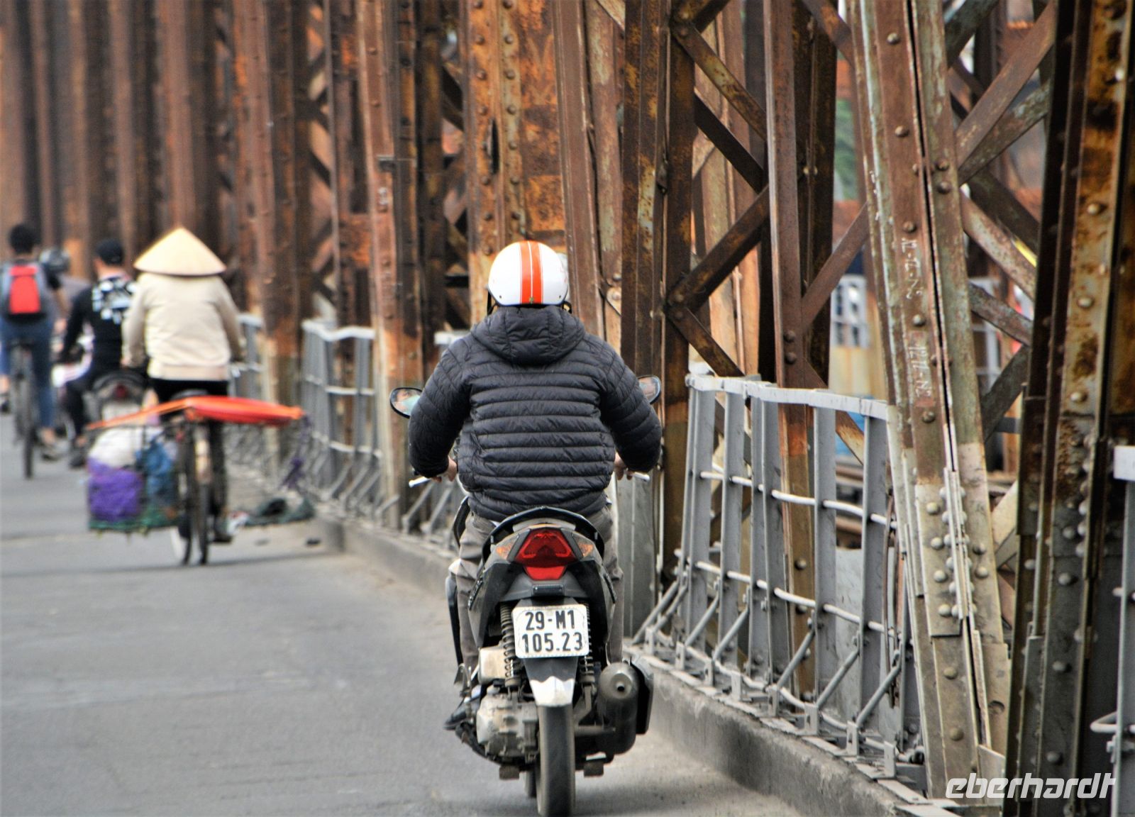 auf der Brücke Long Bien