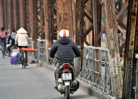 auf der Brücke Long Bien