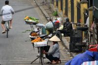 Strassenszene unter der Brücke Lon Bien