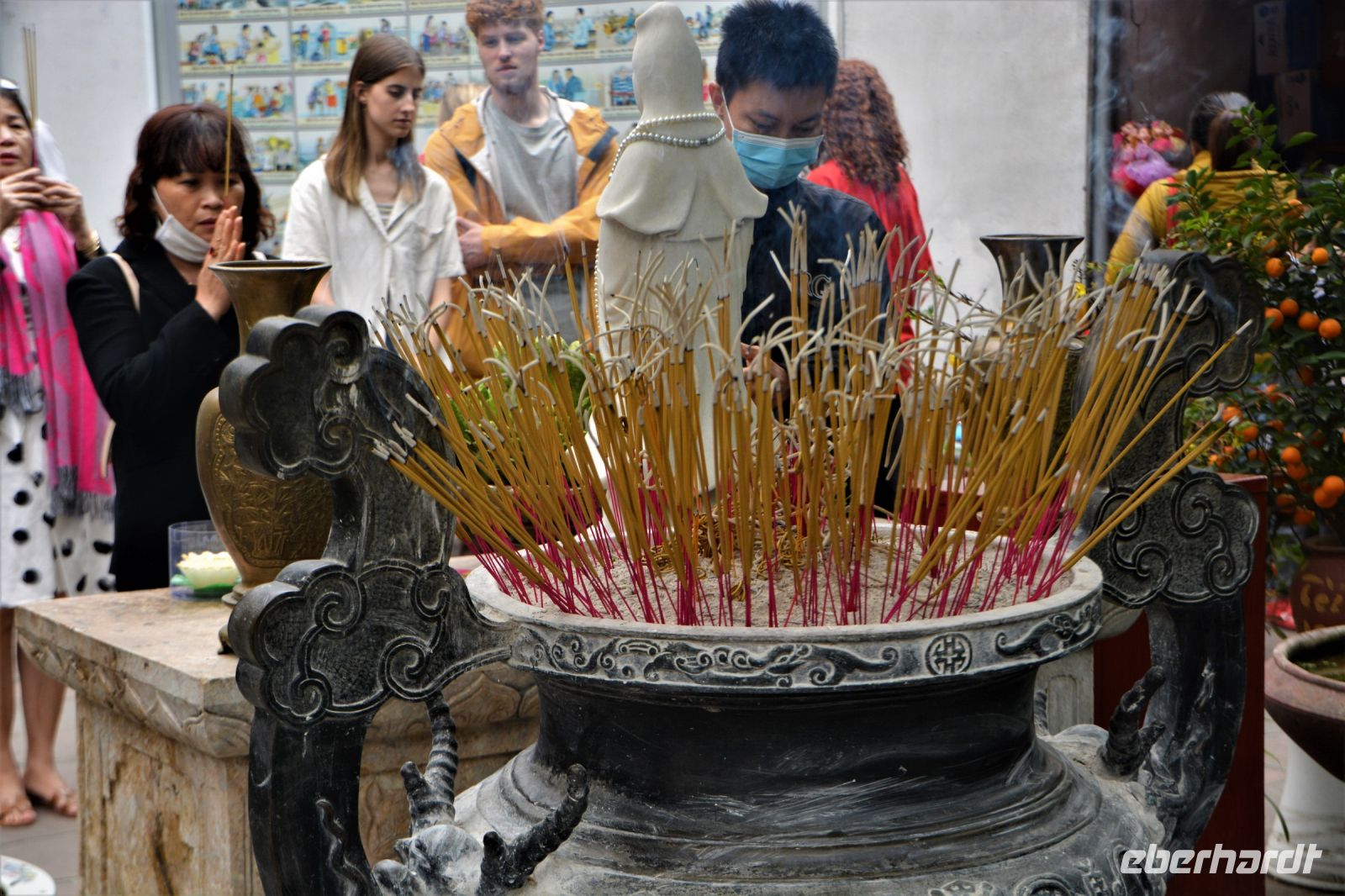 Raeucherstaebchen Opfergabe