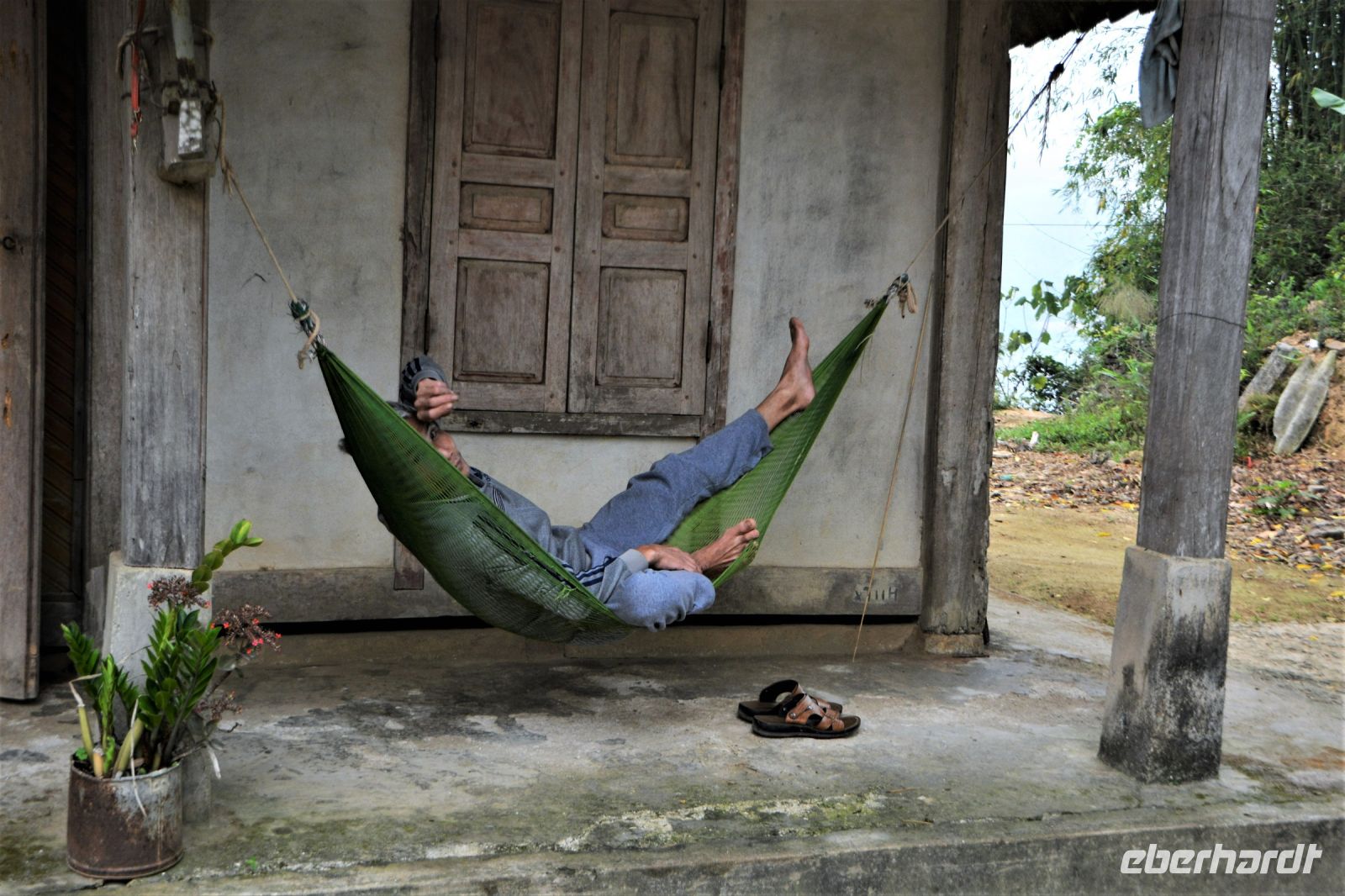 vorbei an einer Hängematte mit Inhalt