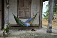 vorbei an einer Hängematte mit Inhalt