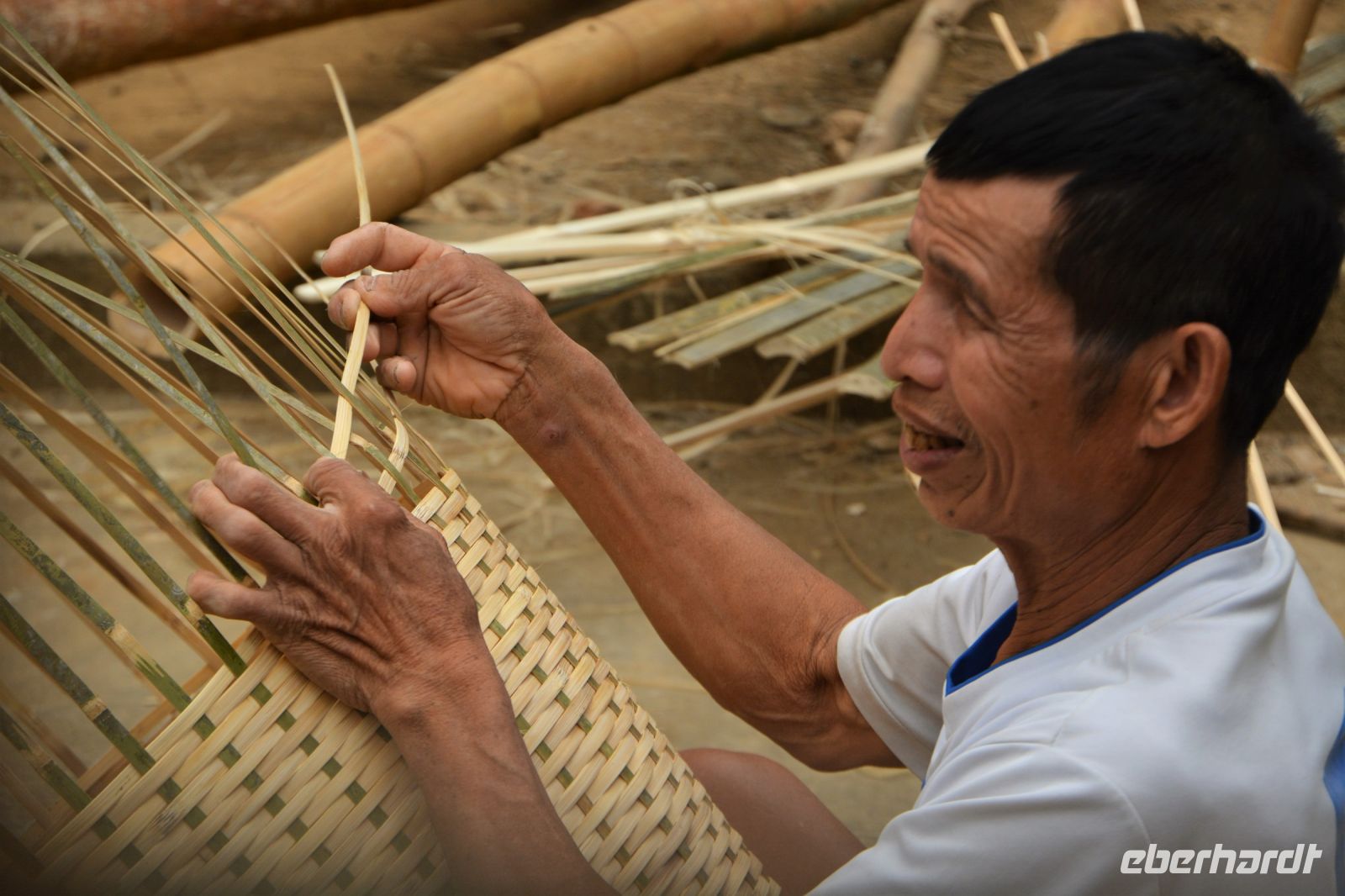 ein Korbflechter bei der Arbeit