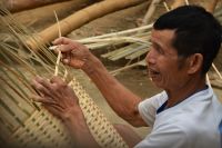 ein Korbflechter bei der Arbeit