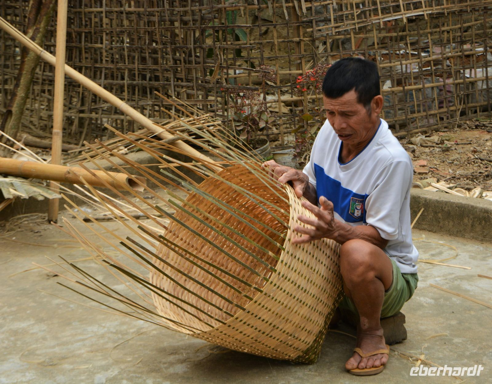 ein Tragkorb entsteht