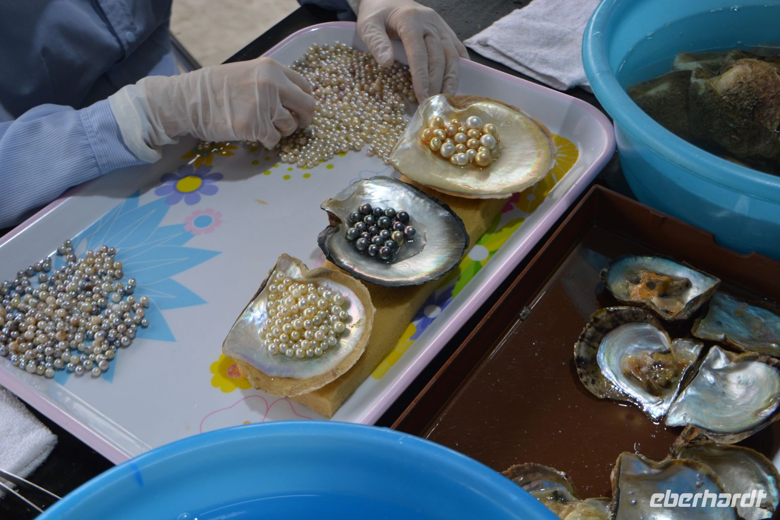 beim Sortieren der Perlen 