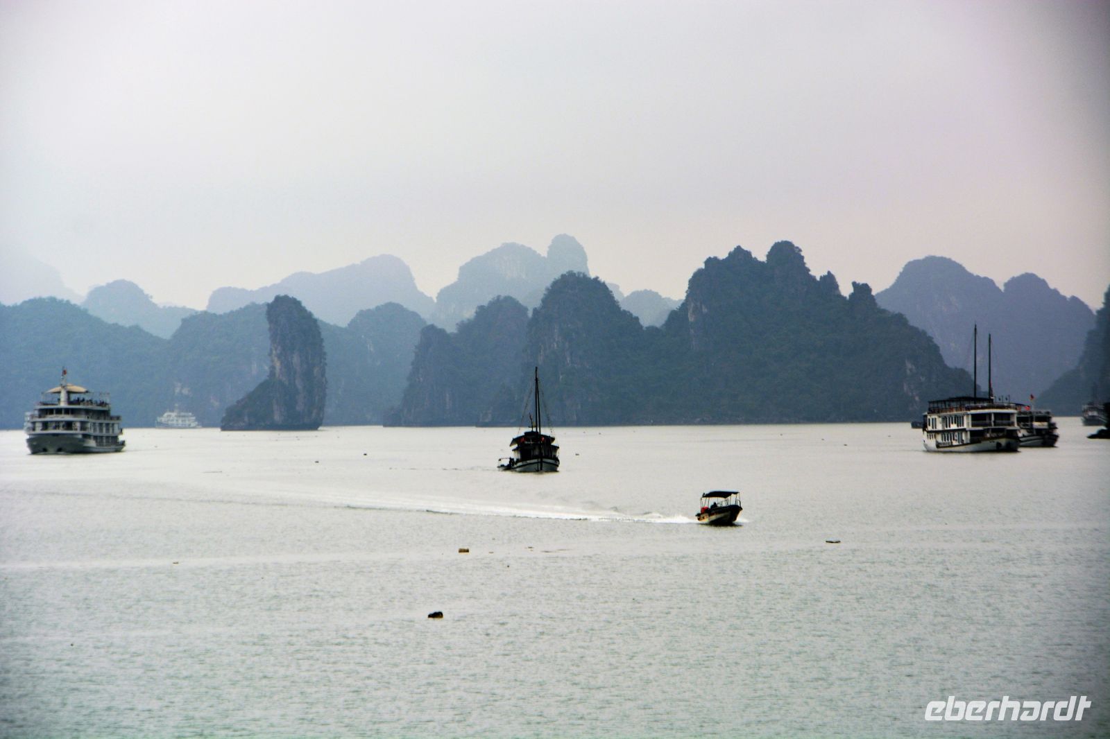 erodierte Felsen im Hintergrund