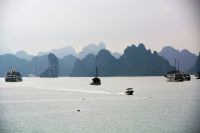 erodierte Felsen im Hintergrund