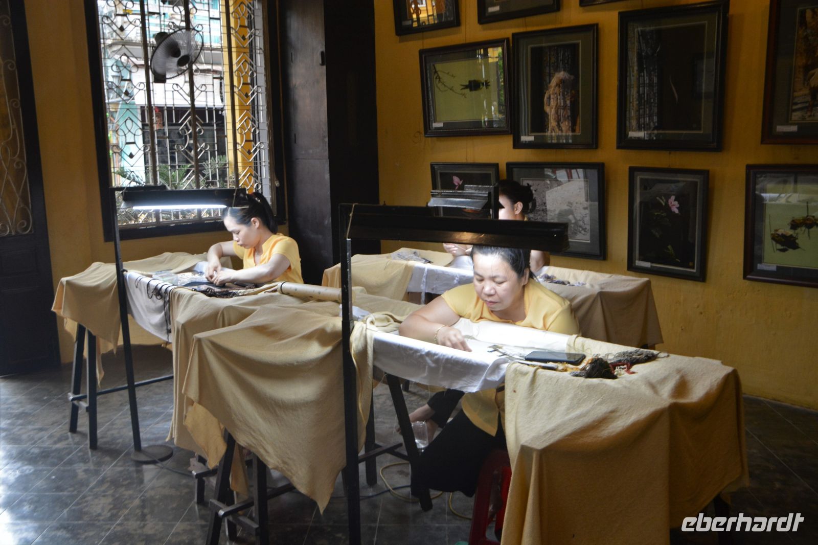 kostbare Seidenbilder werden gestickt