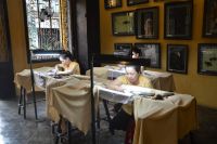 kostbare Seidenbilder werden gestickt