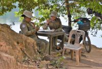 Lagebesprechung im Schatten