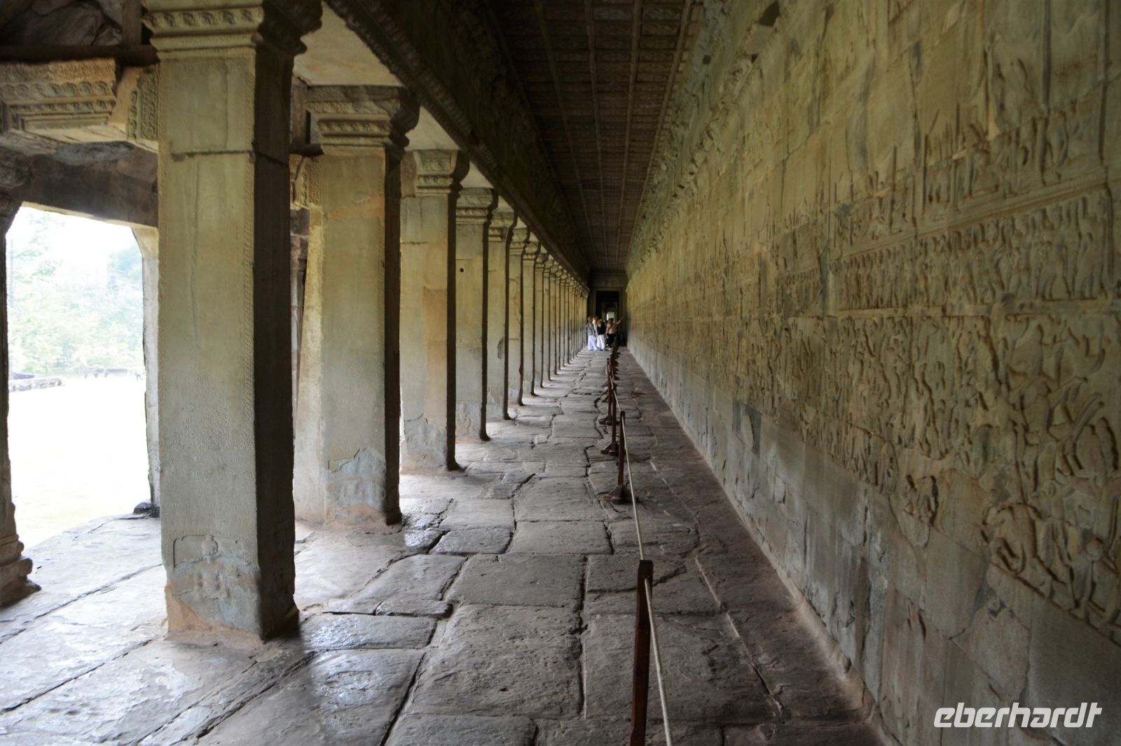 Galerien mit Steinreliefs umrunden Angkor Wat