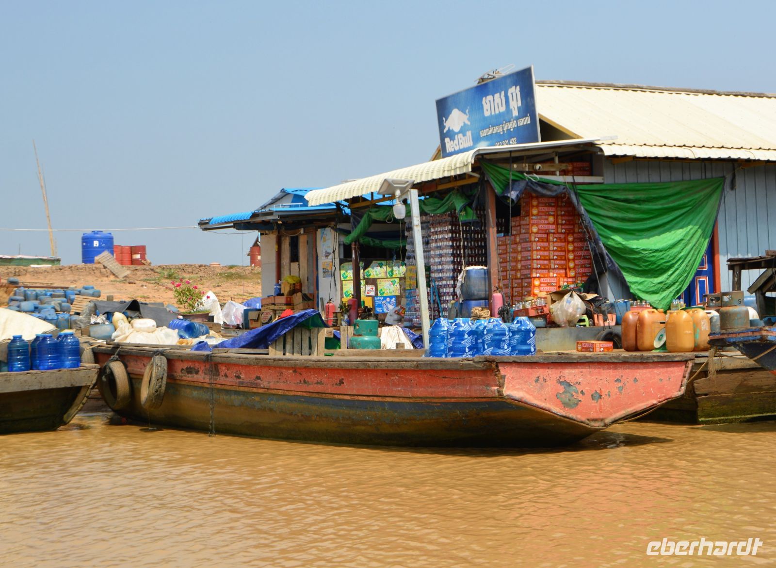 ein Getränkehandel auf dem Wasser