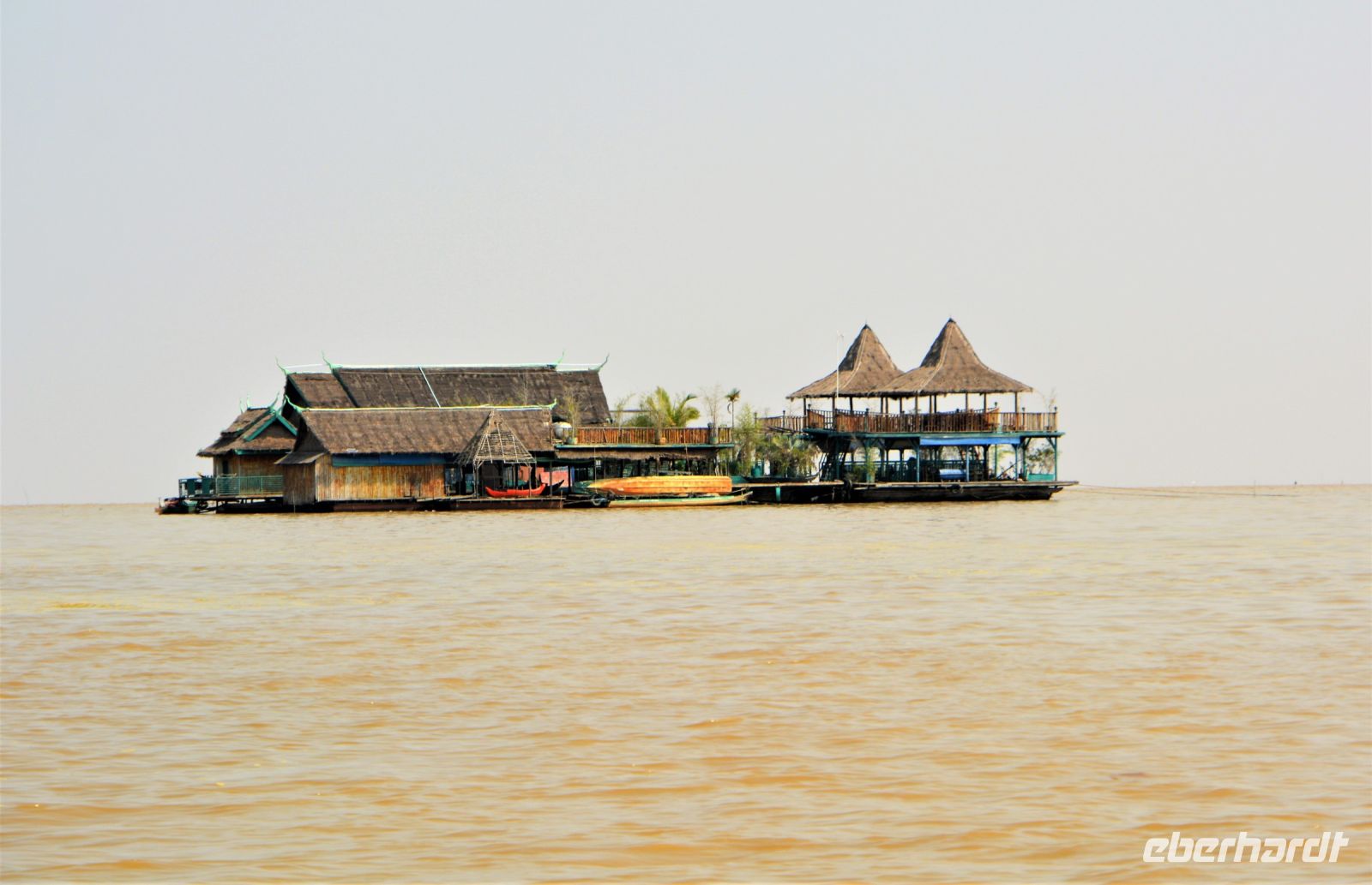 Restaurant auf dem Wasser für Touristengruppen