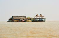 Restaurant auf dem Wasser für Touristengruppen