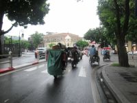 Rikscha Fahrt durch Straßen von Hanoi
