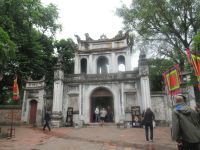 Vor dem Literaturtempel in Hanoi