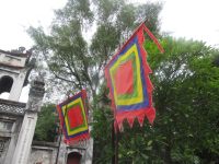  Fahnen vor dem Literraturtempel, Hanoi