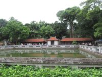 Anderer Blick auf das Teich am Gelände des Literaturtempels, Hanoi