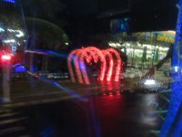 Lichterspiele im Regen auf der Straße in Hanoi