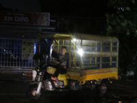 Und so fahren wir zum Bus - es regnet... Hoi An