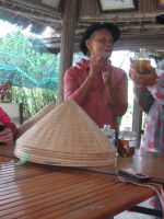 Die Besitzerin erklärt Bio-Dünger, Thanh Dong Farm, Hoi An