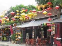 Auf der anderen Seite der Brücke in Hoi An, gemütliche Restaurants