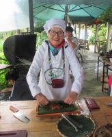 Reisebegleiterin Marieta - neue Zubereitung ausprobieren macht Spaß - Thanh Dong Farm, Hoi An