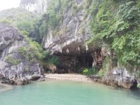 Der Eingang zu kleiner Tropfsteinhöhle