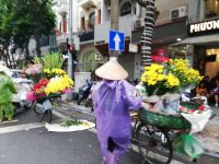 und Blumenverkäuferinnen - es regnet....