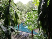 Blick zu Pool, Pilgrimage Village, Hue, Vietnam