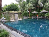 Swimming Pool und der üppige Garten, Pilgrimage Village, Hue