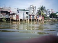 Die Häuser auf dem Ufer von Saigon River, Vietnam