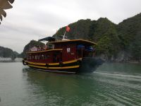 Halong Bucht - hier eine rustikales Schiff