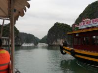 Die Nachbarschiffe in der Halong Bucht