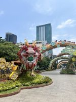 163 Saigon - Ausgehstraße mit Drachenkunst - Jahr des Drachens