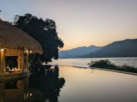 Infinity Pool bei Sonnenuntergang