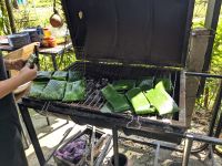 1. Gang: Marinierter Fisch im Bananenblatt